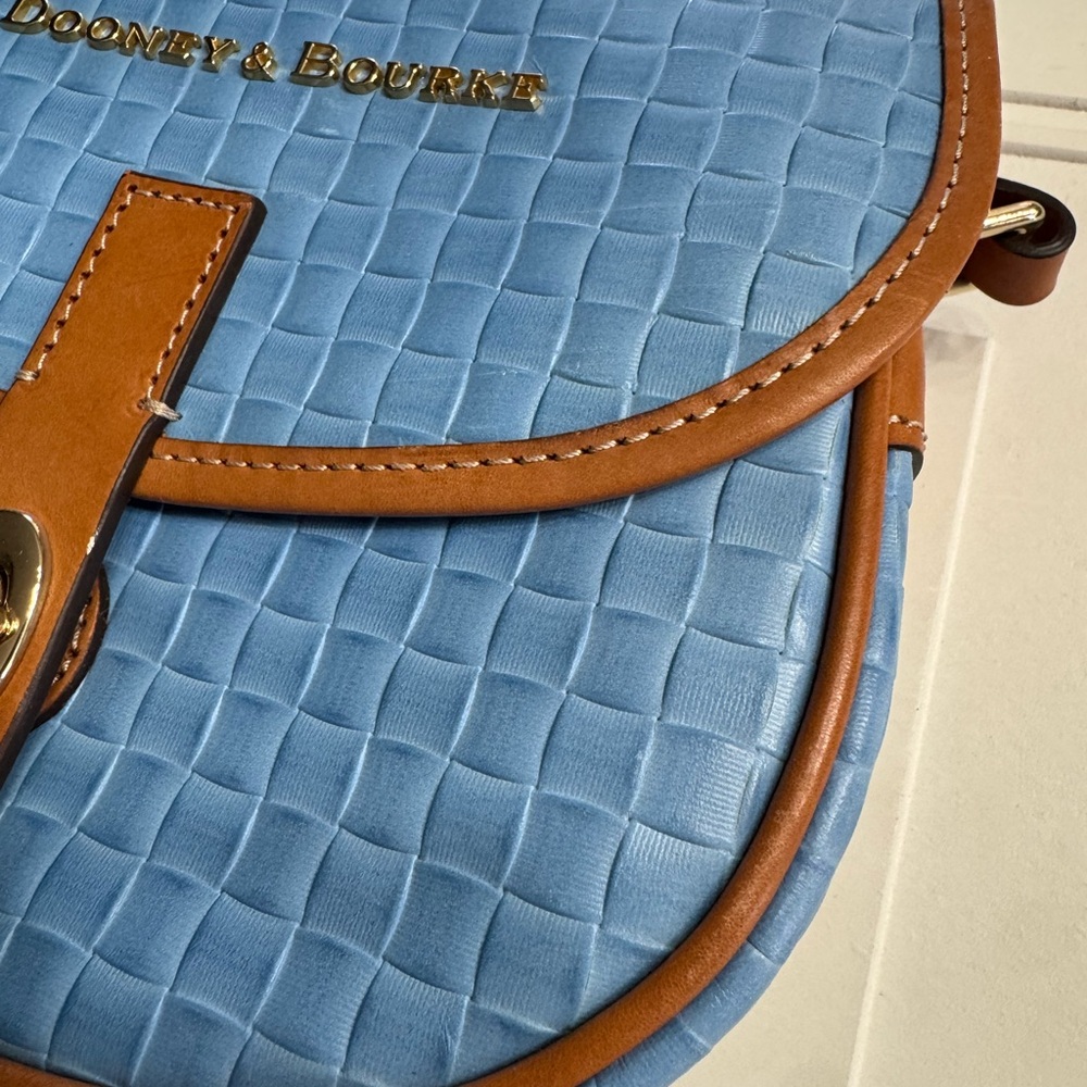 Dooney & Bourke Claremont Field Bag Light Blue Woven Leather Crossbody Purse - Picture 3 of 9